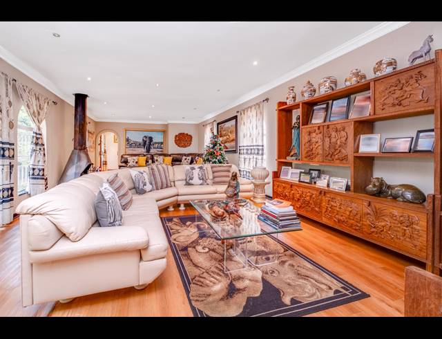 9 BEDROOM FREESTANDING FOR SALE IN BRYANSTON